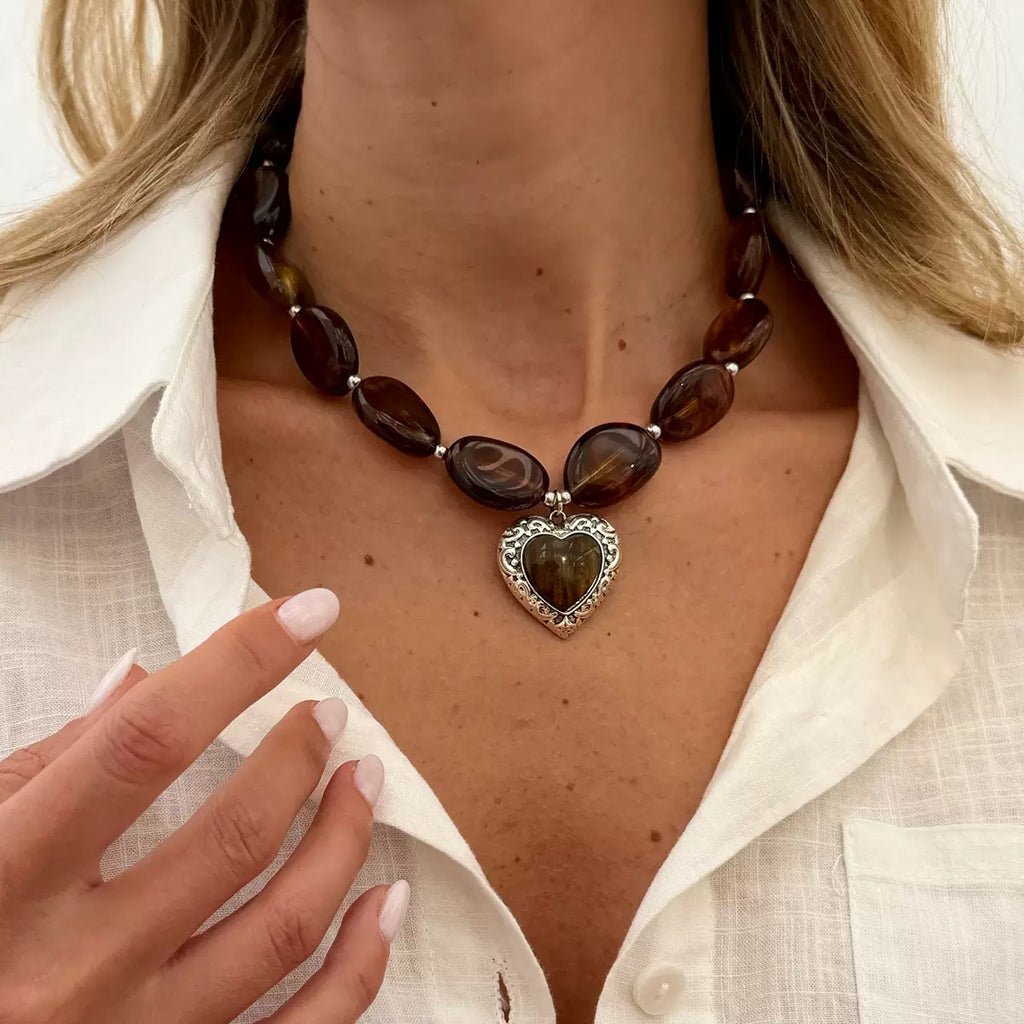 Tortoiseshell Brown Beaded Heart Pendant Necklace – Vintage Statement Jewelry for Women